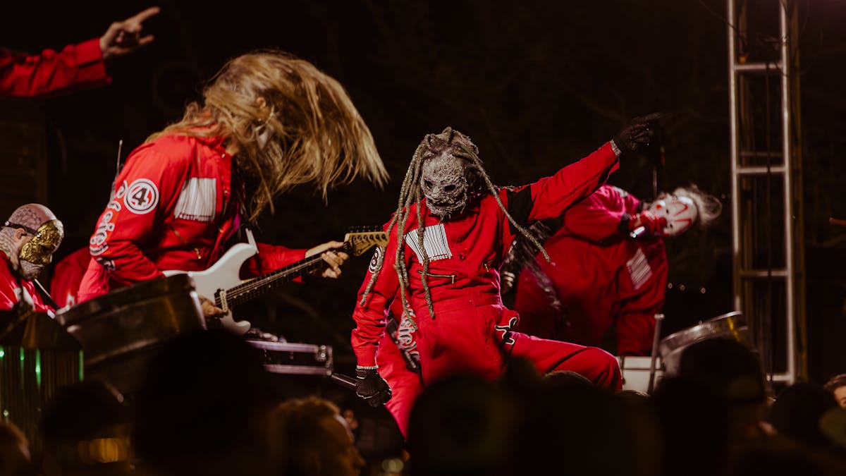 Με μάσκες και στολές από το… 1999 και νέο ντράμερ επέστρεψαν στη σκηνή οι Slipknot
