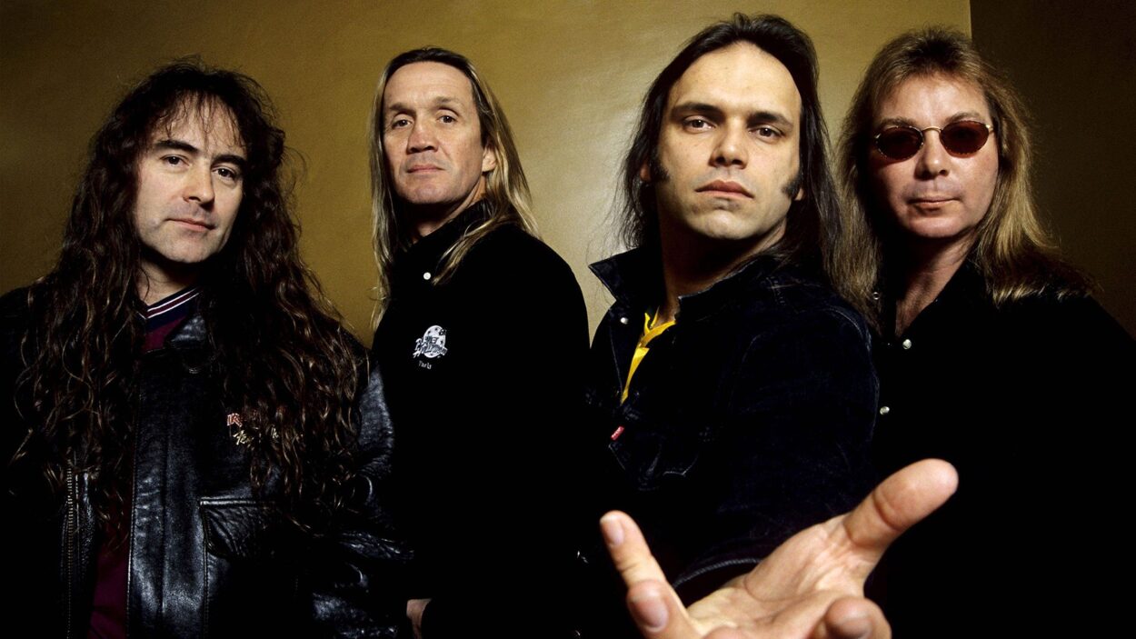 O Steve Harris λέει ότι οι Iron Maiden χρωστάνε πολλά στον Blaze Bayley: «Βοήθησε την μπάντα να μείνει ζωντανή»