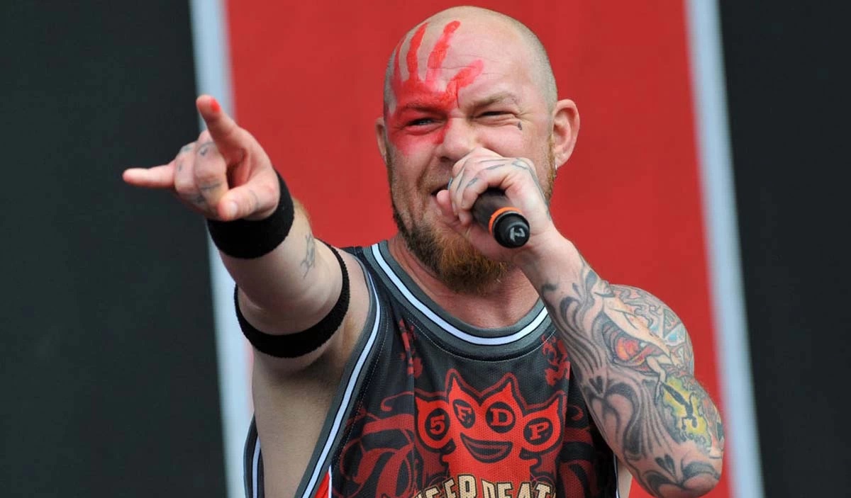 Έπεσε στη σκηνή ο τραγουδιστής των Five Finger Death Punch και ράγισε τα πλευρά του