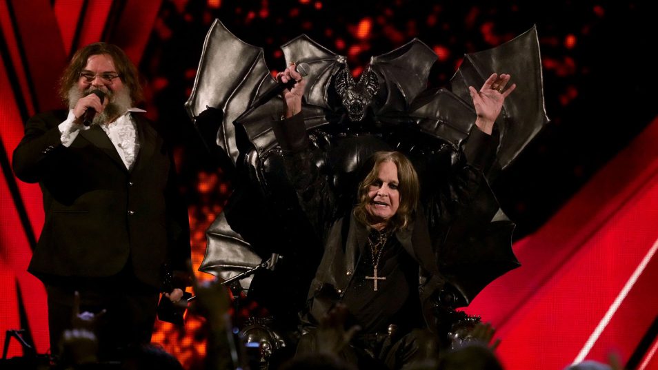 Ο Ozzy Osbourne μπήκε ξανά στο Rock and Roll Hall of Fame πάνω σε μαύρο θρόνο-νυχτερίδα