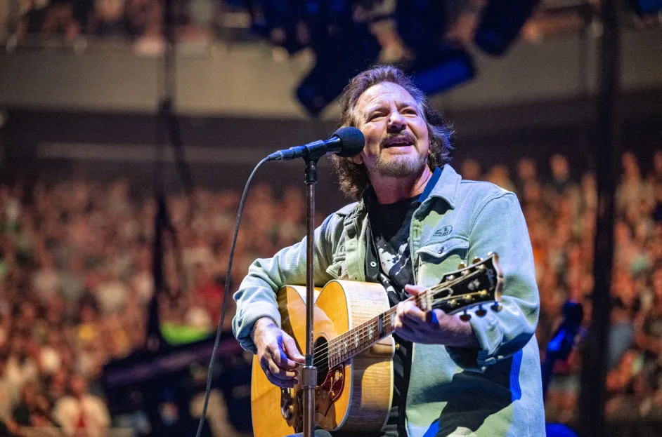 O Eddie Vedder στο πλευρό του Bruce Springsteen μετά την επίθεση του Τραμπ