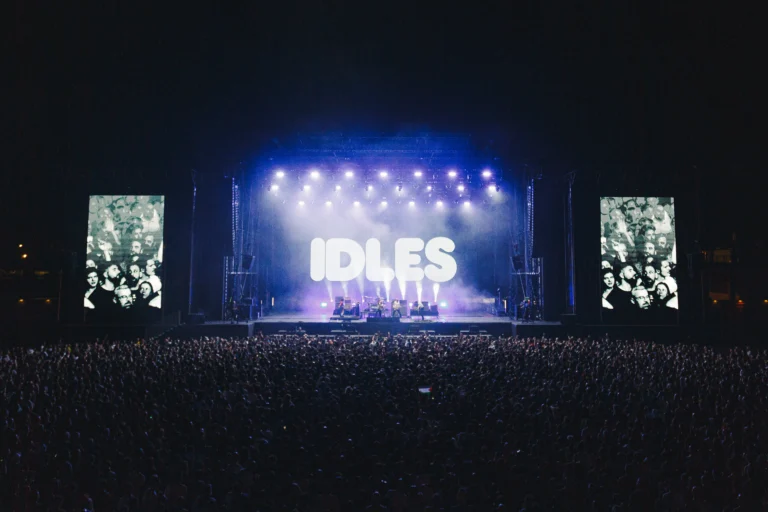 Οι IDLES στο Release Athens: Μια ωδή στο χάος, την αντίσταση και την καθαρτήρια δύναμη της μουσικής