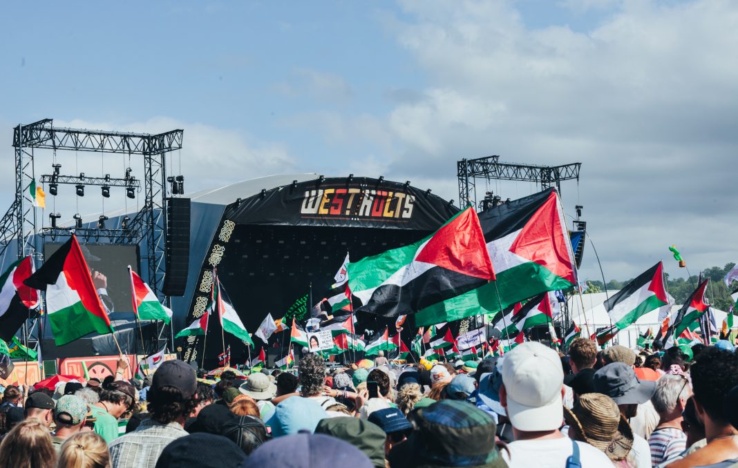 Οι Kneecap σάρωσαν στο Glastonbury και τα έβαλαν με το Ισραήλ και την κυβέρνηση της Αγγλίας
