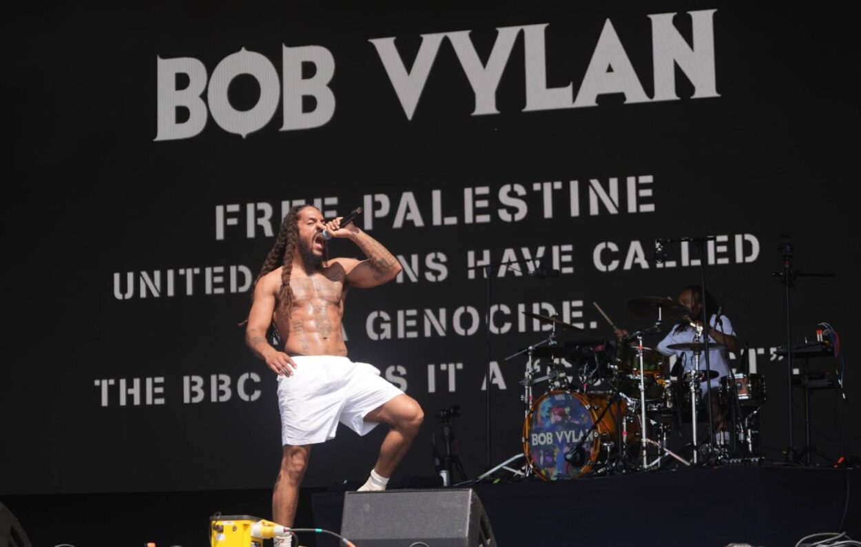 Οι Bob Vylan ξεσήκωσαν το Glastonbury με συνθήματα υπέρ της Παλαιστίνης και το BBC τους έκοψε