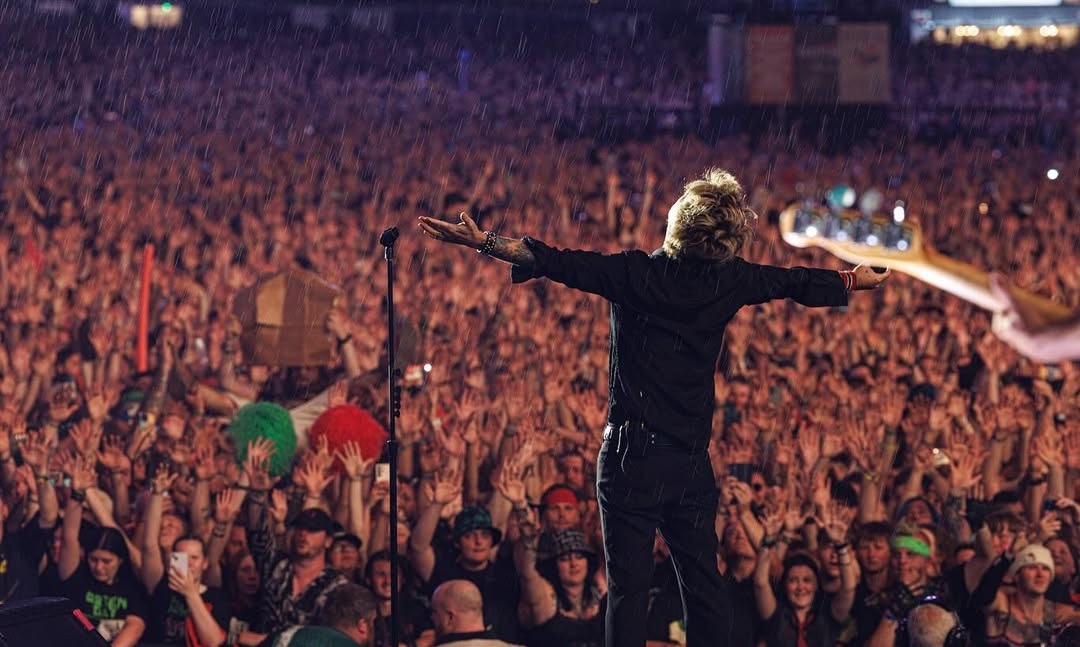 Απίθανο σκηνικό στην εμφάνιση των Green Day στο Download Festival – Άρχισε να βρέχει την κατάλληλη στιγμή