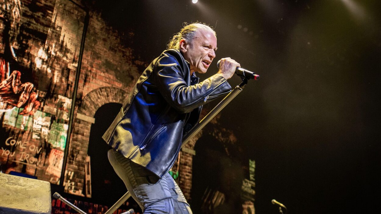 O Bruce Dickinson έπαιξε για πρώτη φορά το Flash of the Blade των Iron Maiden!