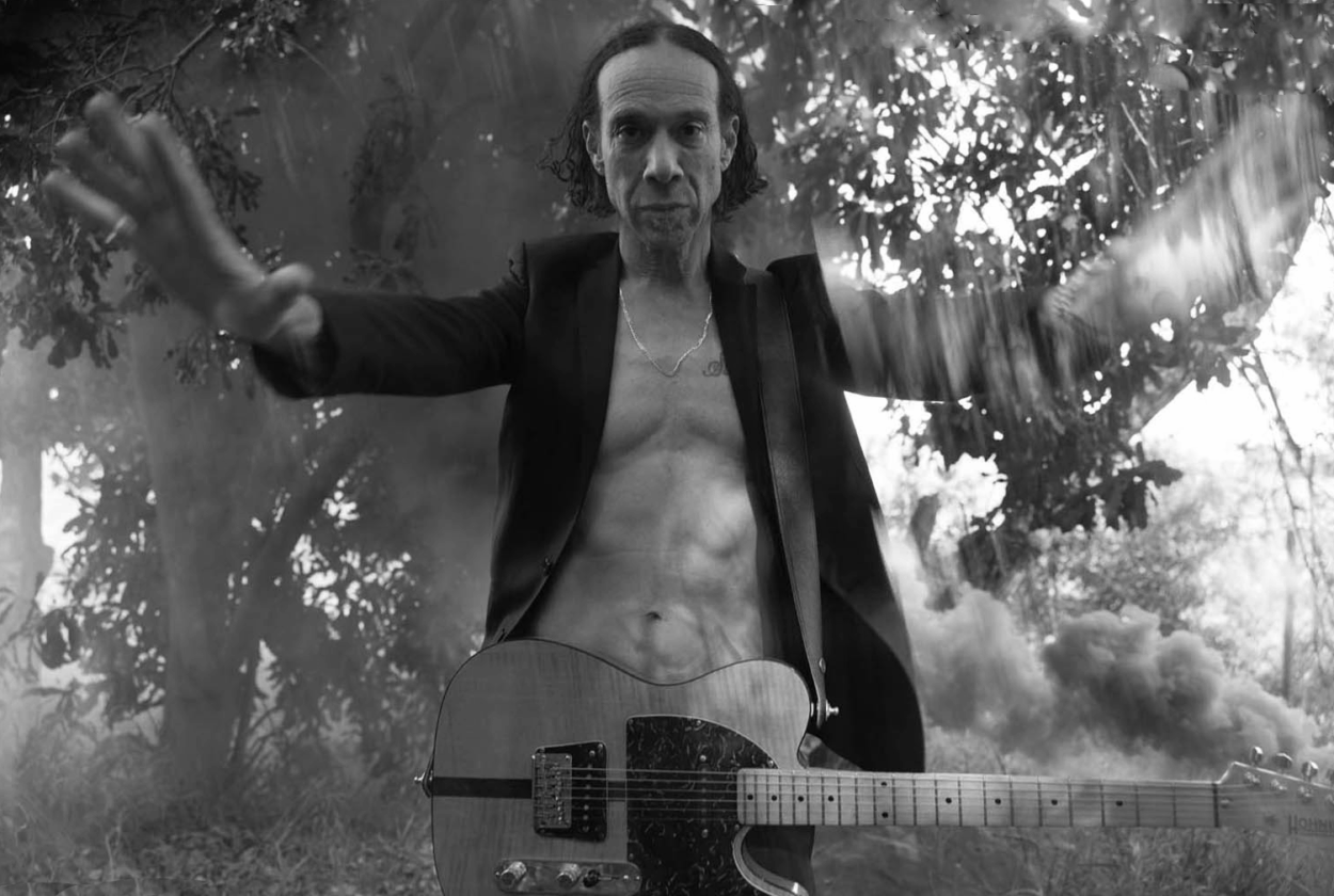 Ο Justin Warfield των She Wants Revenge είναι ένας καλλιτέχνης που δεν αυτολογοκρίνεται!