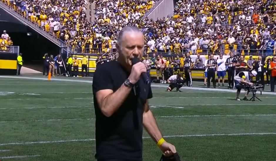 Ο Bruce Dickinson τραγούδησε τον ύμνο των Η.Π.Α. σε αγώνα του NFL