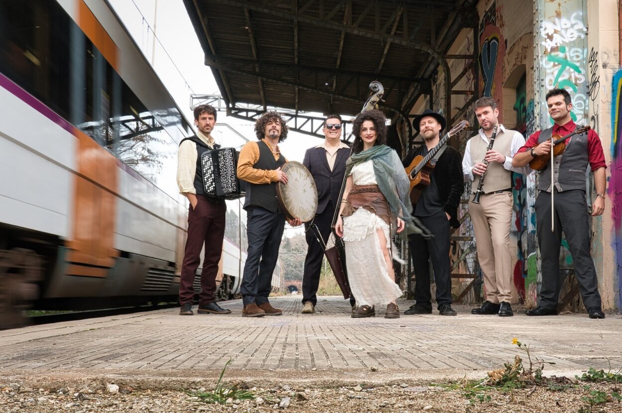 Barcelona Gipsy balKan Orchestra: «Η αυθεντικότητα ταξιδεύει πιο μακριά από κάθε αλγόριθμο»