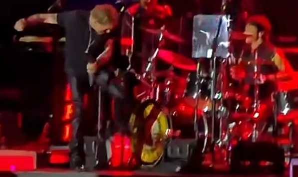 O Axl Rose κλώτσησε τα ντραμς και πέταξε το μικρόφωνο στη συναυλία των Guns N’ Roses στην Αργεντινή