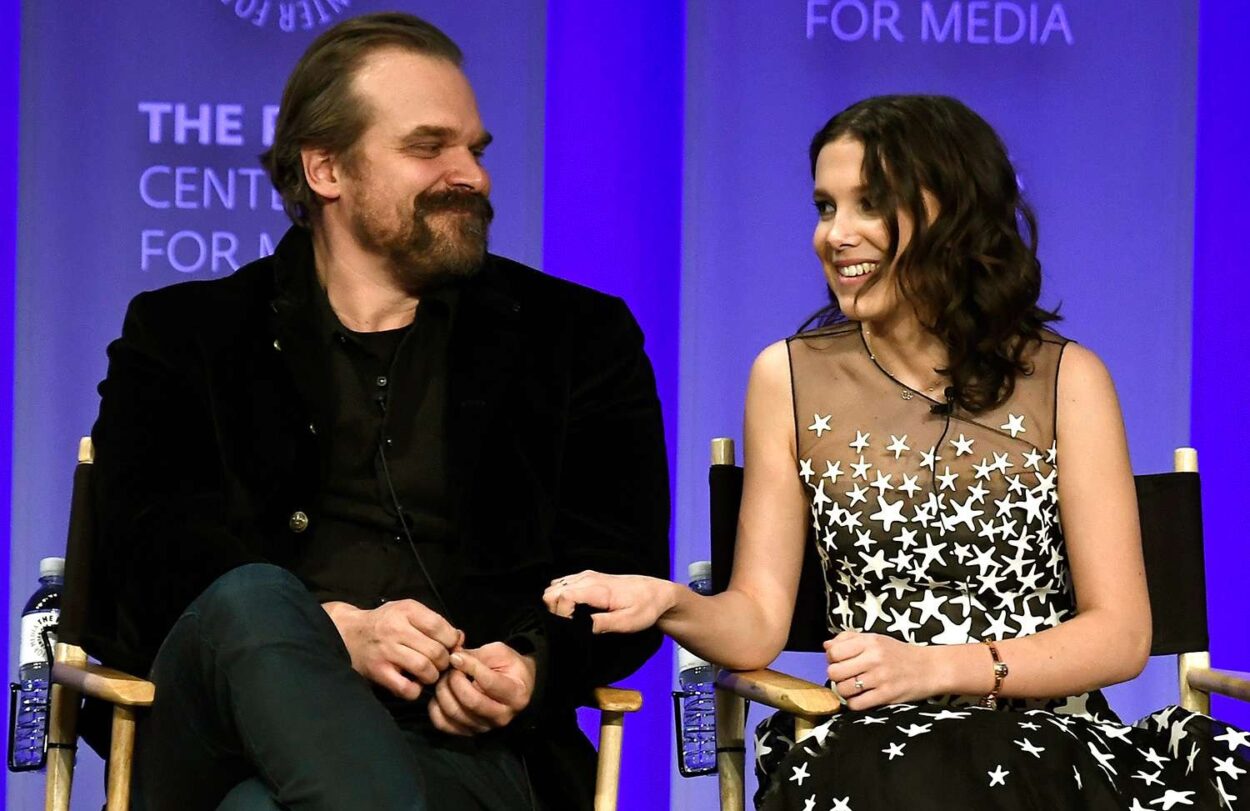 H Millie Bobby Brown κατήγγειλε τον David Harbour για εκφοβισμό και παρενόχληση στα γυρίσματα του Stranger Things