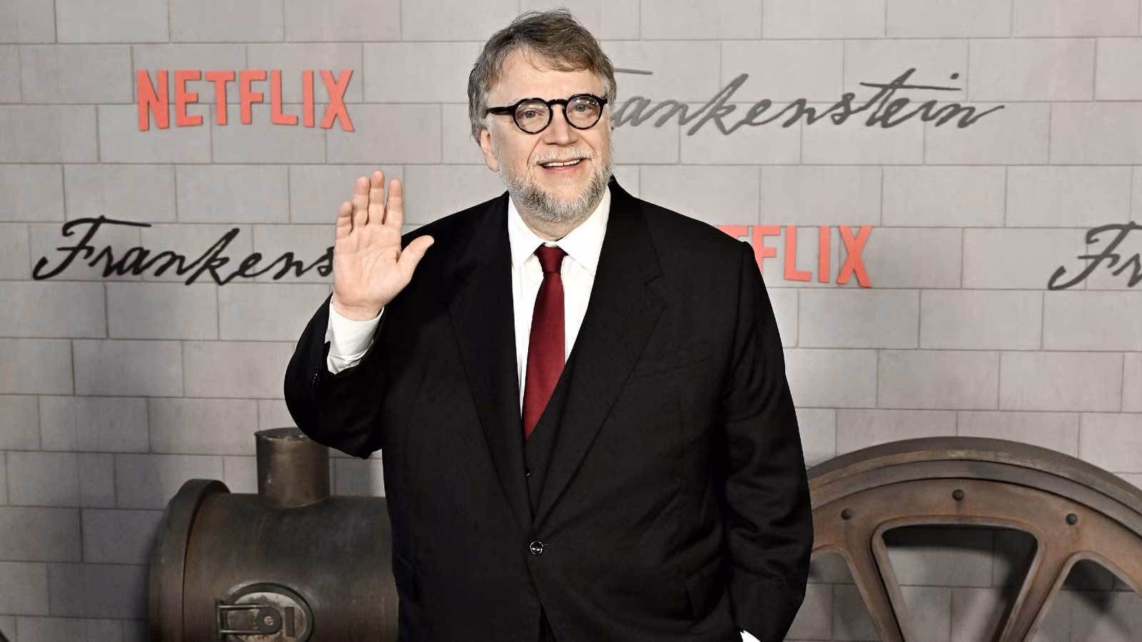 O Guillermo del Toro λέει ότι δεν υπάρχει υποκατάστατο για την εμπειρία θέασης μίας ταινίας στον κινημαγράφο