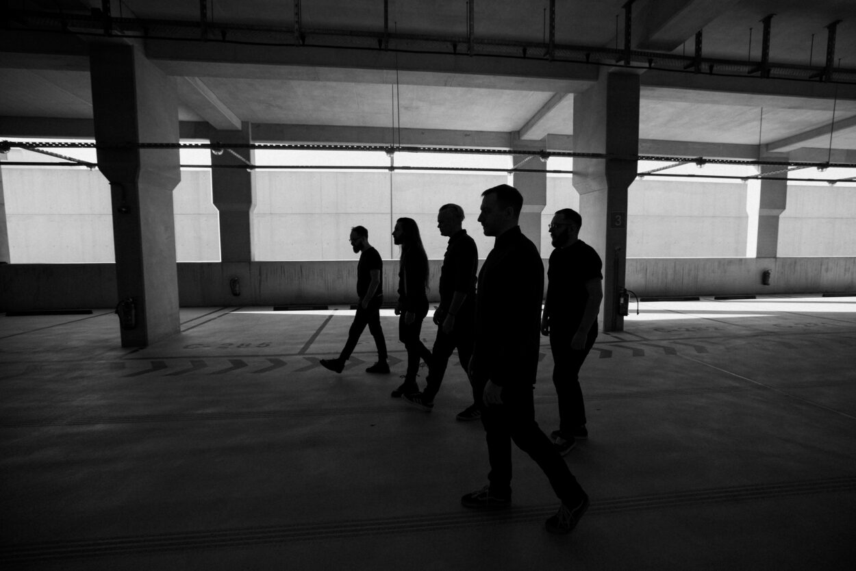 we.own.the.sky: Το In Your Absence μαθαίνει να αναπνέει στον χρόνο