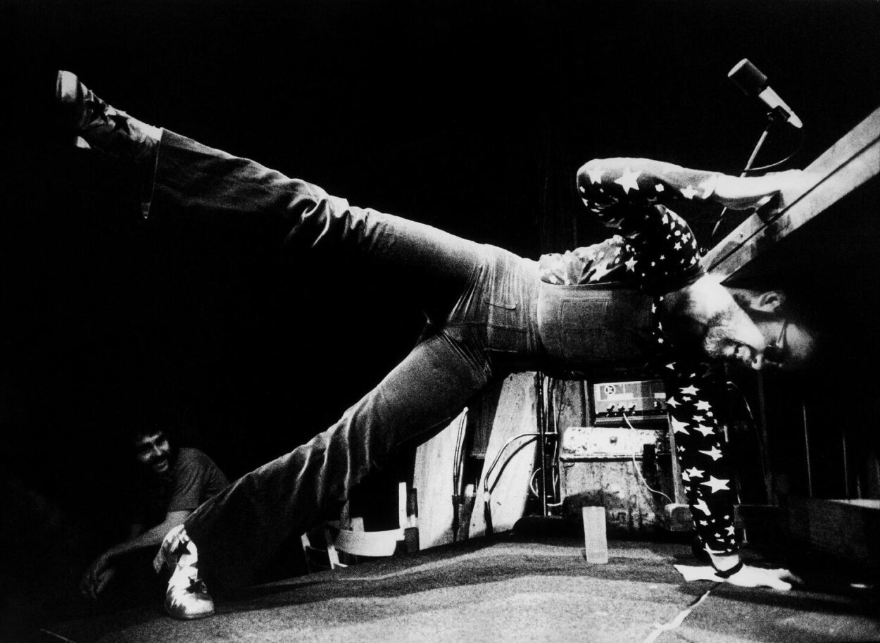 Το rock background της δεκαετίας του ’70 που διαμόρφωσε τη mainstream pop