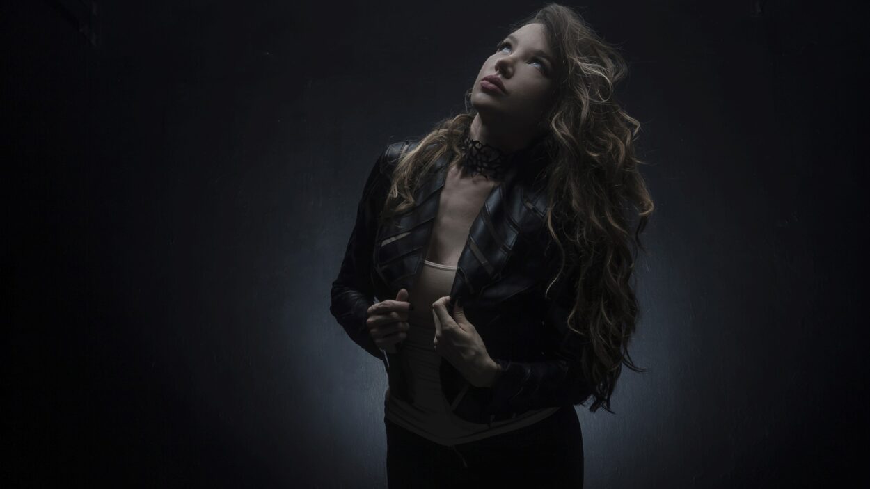 Αυτή είναι η νέα τραγουδίστρια των Arch Enemy