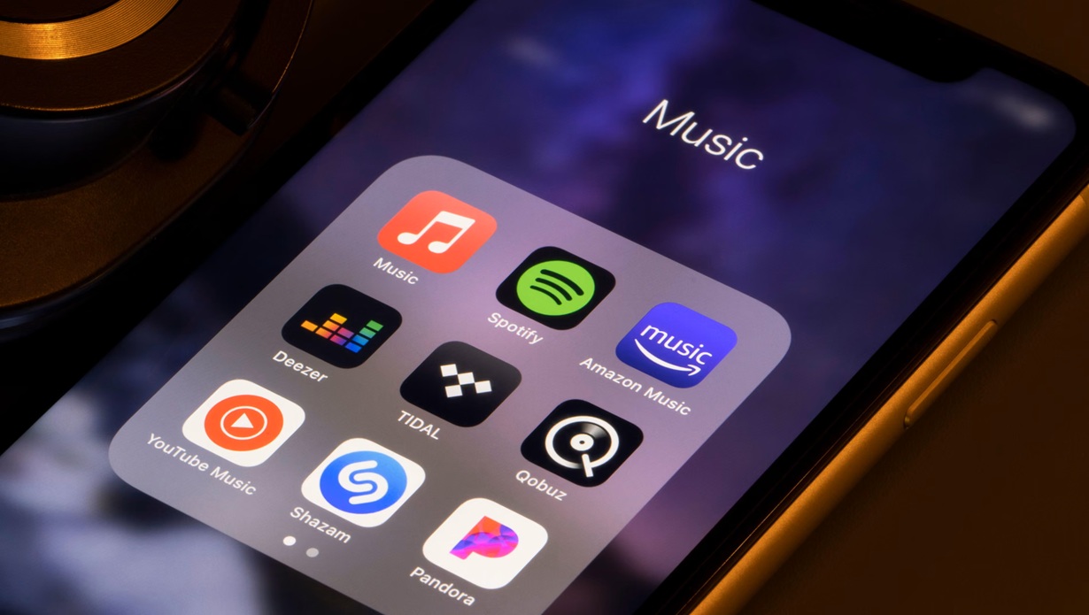 Έφτιαχνε μουσική με AI, την άκουγαν bots και έβγαζε εκατομμύρια