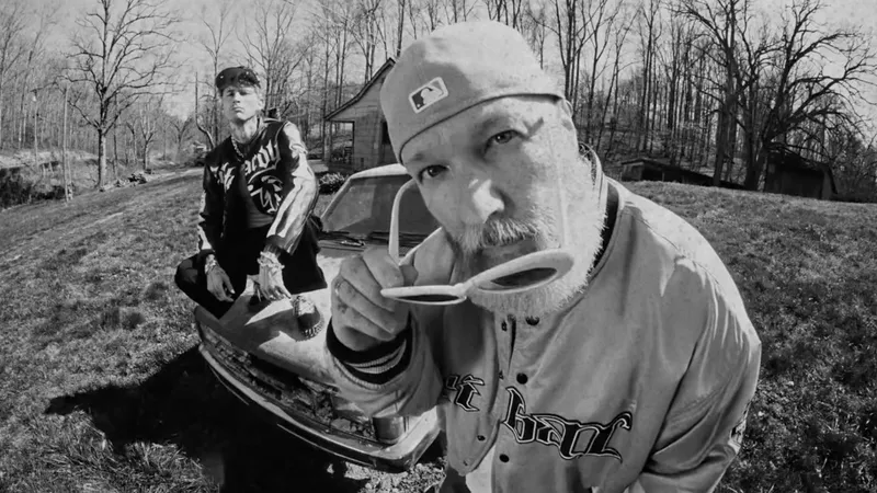 Ο Machine Gun Kelly λέει ότι το rock δεν θα πεθάνει όσο είναι ζωντανός