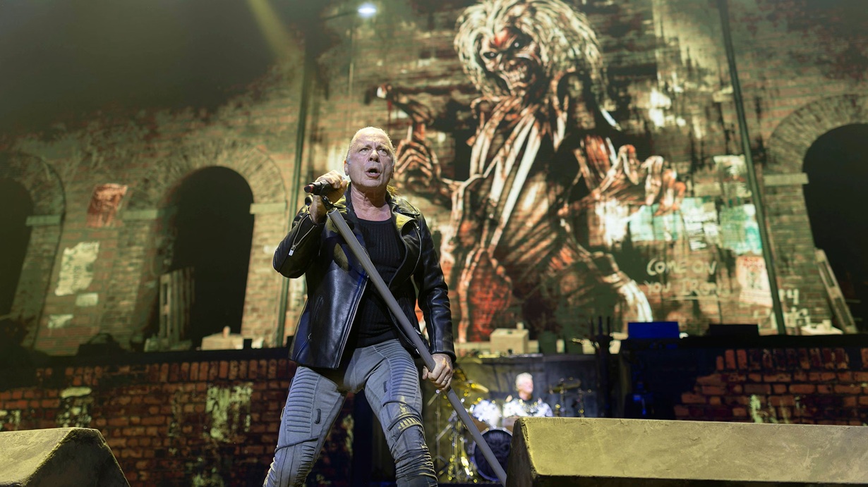 Η στιγμή που οι Iron Maiden βγήκαν στη σκηνή του ΟΑΚΑ