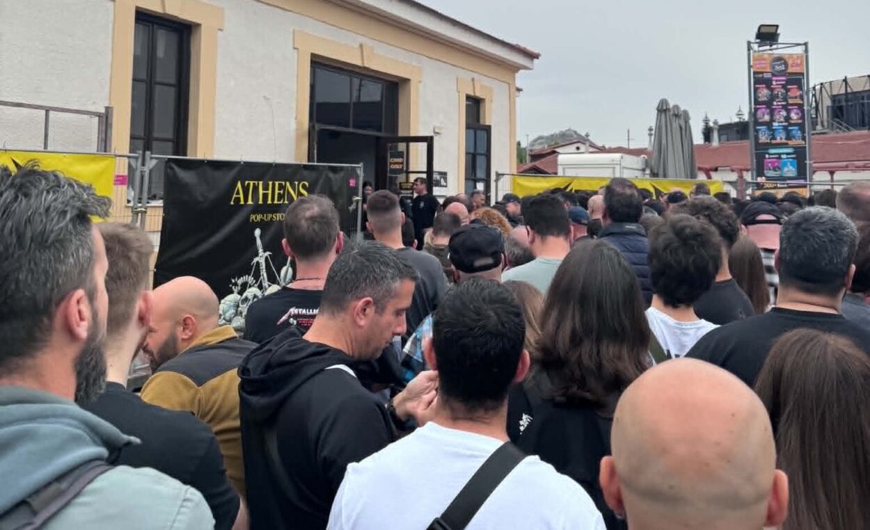 Ουρά εκατοντάδων μέτρων και πολύωρη αναμονή στο pop-up shop των Metallica