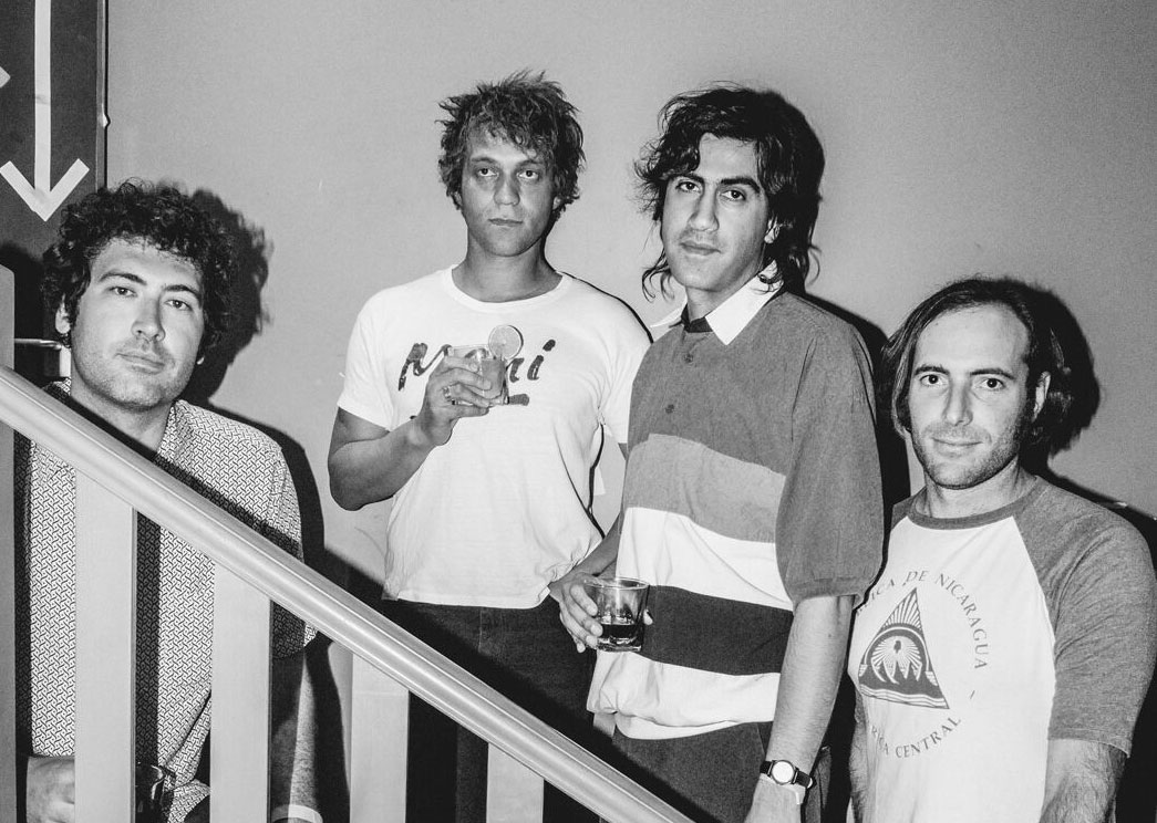 Pedrum Siadatian (Allah-Las): «Θα μπορούσαμε να βγάλουμε techno δίσκο και πάλι θα μας αποκαλούσαν garage μπάντα των 60s»