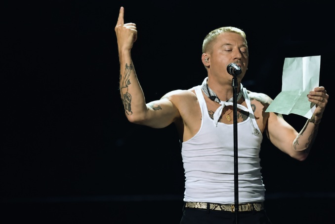 Έβγαλαν τον Macklemore από την περιοδεία του Ed Sheeran λόγω της υποστήριξης του προς την Παλαιστίνη