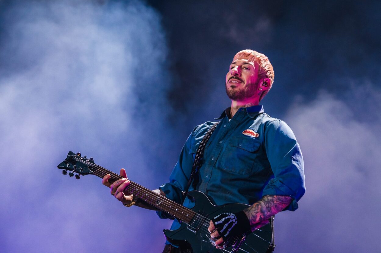 Ο κιθαρίστας των Avenged Sevenfold υπερασπίζεται τη χρήση ΑΙ για εξώφυλλο της μπάντας